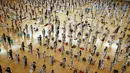 Siswa memperlihatkan tulisan mereka saat mengikuti kontes kaligrafi dalam merayakan tahun baru di Tokyo, Jepang, Selasa (5/1/2016). Lebih dari 3000 peserta menuliskan resolusi tahun baru di atas sebuah kanvas. (REUTERS / Thomas Peter)