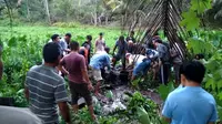 Lokasi penemuan jenazah mahasiswi semester V FE Universitas Bengkulu di tengah sawah belakang rumah kontrakannya. (LIputan6.com/Yuliardi Hardjo)