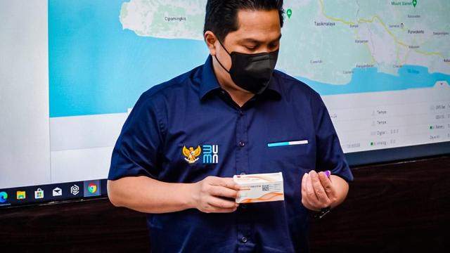 Menteri BUMN Erick Thohir didampingi Direktur Utama PT Bio Farma (Persero) Honesti Basyir melakukan peninjauan command center, fasilitas produksi serta penyimpanan vaksin Covid-19 di PT Bio Farma, Kamis (7/1/2021).