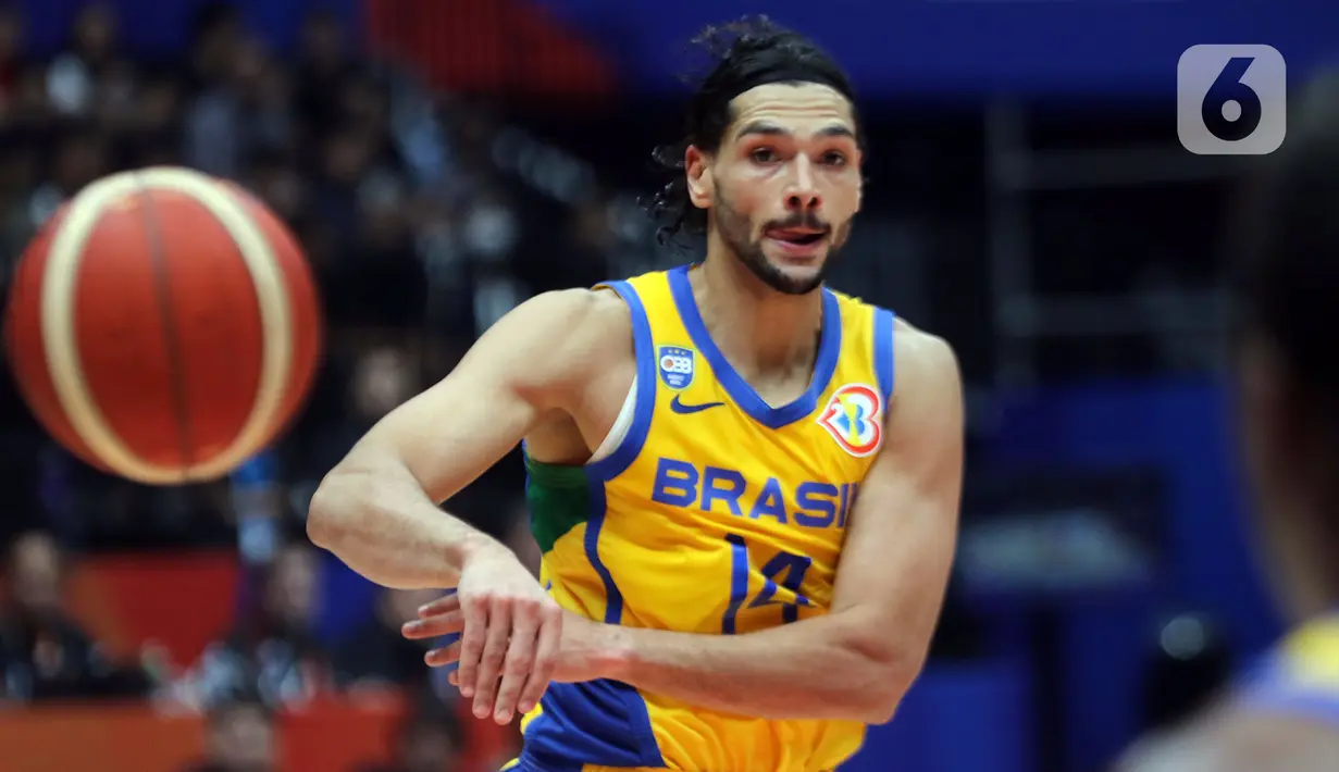 Pemain timnas basket Brasil, Leonardo Meindl saat melawan Spanyol pada penyisihan Grup G FIBA World Cup 2023 di Indonesia Arena, Gelora Bung Karno, Jakarta, Senin (28/8/2023). (Liputan6.com/Helmi Fithriansyah)