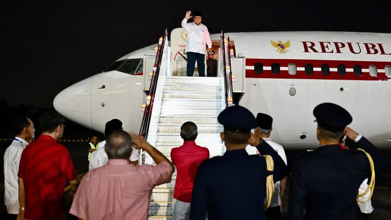 Presiden RI Prabowo Subianto bertolak kembali ke Indonesia setelah menghadiri Parade Hari Nasional Singapura 2025 pada Sabtu 9 Agustus 2025.