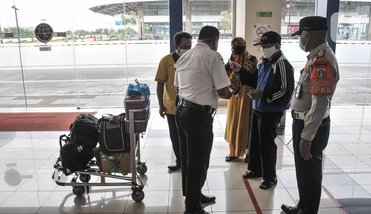 Petugas memeriksa sertifikat vaksinasi penumpang bus AKAP saat tiba di Terminal Pulogebang, Jakarta, Rabu (24/11/2021). Aturan guna mengantisipasi potensi lonjakan kasus Covid-19 akibat mobilitas masyarakat di akhir tahun. (merdeka.com/Iqbal S. Nugroho)