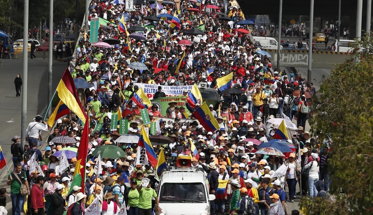Ribuan guru melakukan aksi unjuk rasa di Bogota, Kolombia, Selasa (6/6). Pada aksinya, massa guru menuntut kenaikan gaji dan kondisi kerja yang lebih baik. (AP Photo / Fernando Vergara)
