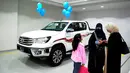 Perempuan Arab Saudi mengunjungi showroom mobil khusus wanita di kota pelabuhan Laut Merah, Jeddah, Kamis (11/1). Di showroom ini, para perempuan Saudi dapat mencari mobil impian yang akan mereka beli dan kendarai nantinya. (Amer HILABI/AFP)
