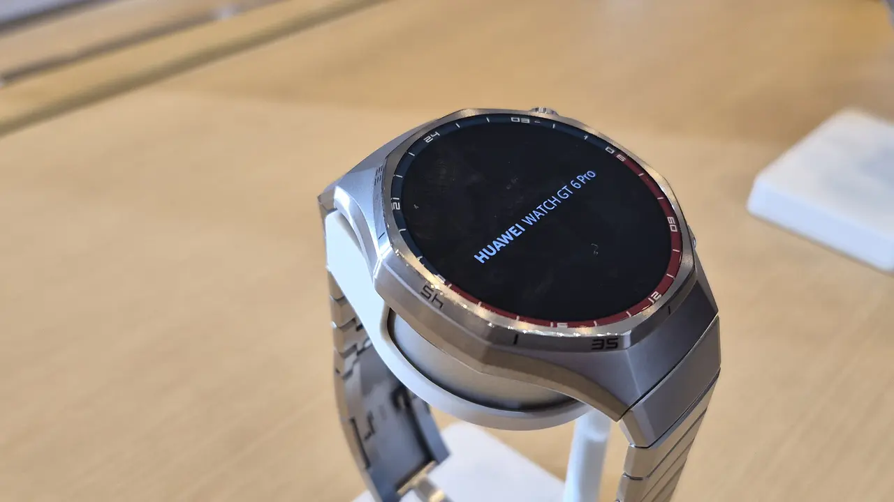 Huawei Watch GT 6 Pro Titanium saat acara peluncuran Huawei Watch GT 6 Series, Kamis (9/10.2025) di Jakarta.