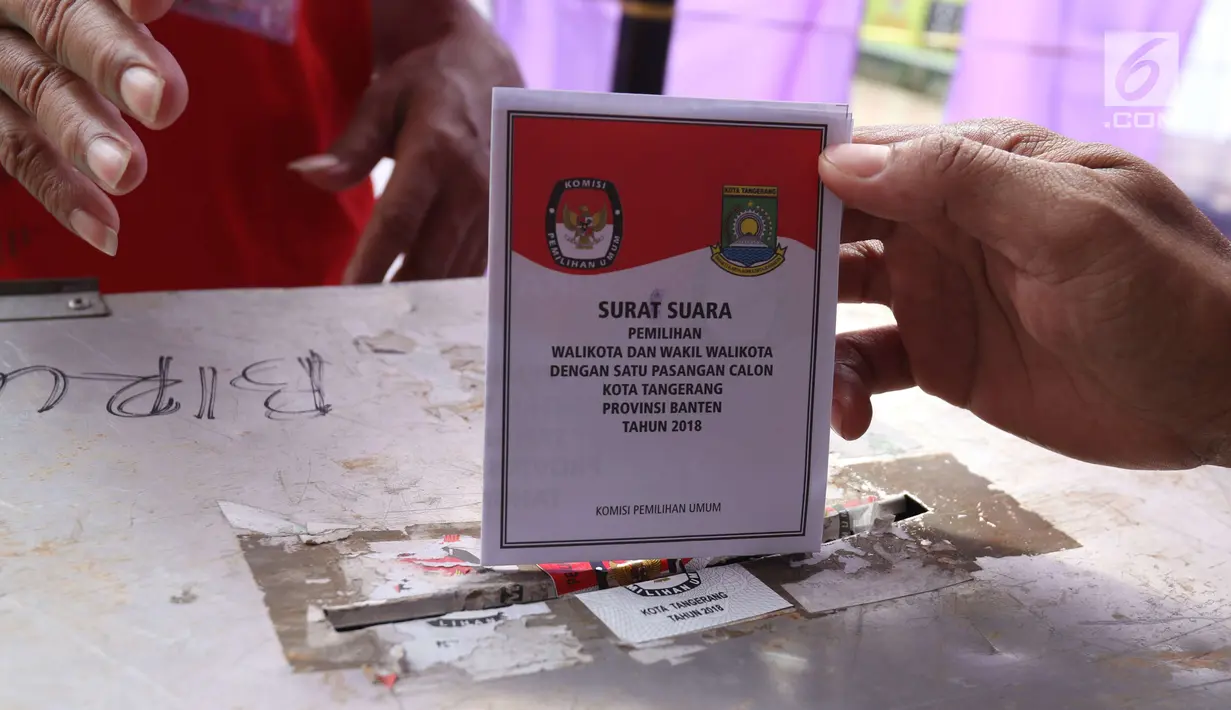 Pemilih memasukkan surat suara setelah mencoblos pada Pilkada Serentak 2018 di TPS 29 Gandasari, Kota Tangerang, Rabu (27/6). Di TPS ini warga yang memilih untuk Pilkada Kota Tangerang dapat merasakan sensasi Piala Dunia 2018 (Liputan6.com/Angga Yuniar)