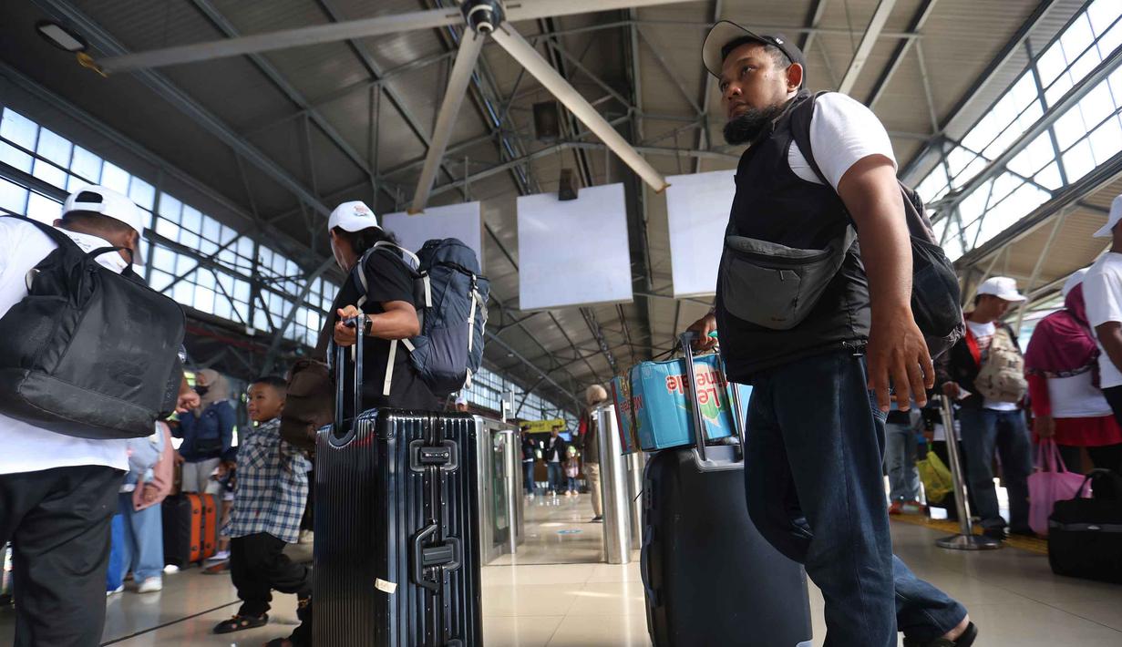 Di sisi lain, jumlah penumpang yang tiba di wilayah Daop satu tercatat sebanyak 23.939 orang. Stasiun Pasar Senen masih menjadi titik kedatangan terbanyak dengan total 17.198 penumpang. Tampak dalam foto, calon penumpang sesaat sebelum masuk ke dalam Kereta Api Jarak Jauh di Stasiun Pasar Senen, Jakarta, Senin (16/3/2026). (Kapanlagi.com/Budy Santoso)