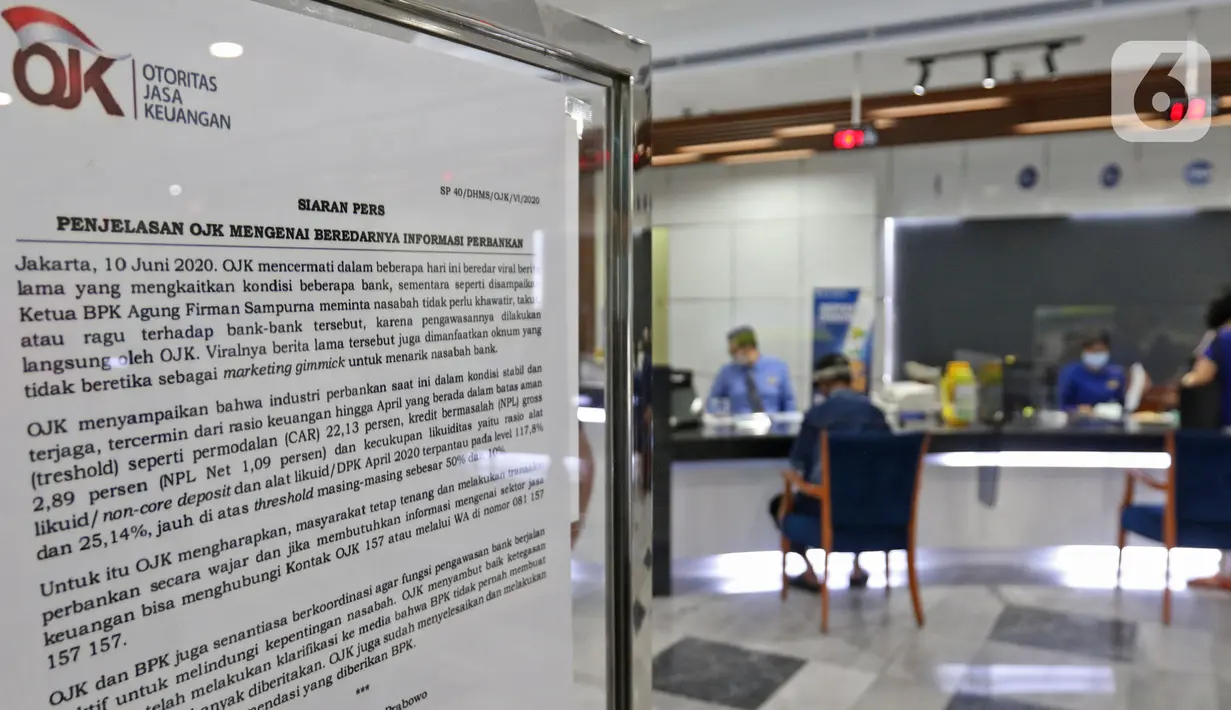 Suasana pelayanan nasabah di kantor pusat Bank Bukopin, Jakarta, Selasa (1/7/2020). Otoritas Jasa Keuangan (OJK) resmi memberikan pernyataan efektif pelaksanaan Penawaran Umum Terbatas kelima (PUT V) Bukopin, pada Selasa (30/6). (Liputan6.com/Herman Zakharia)