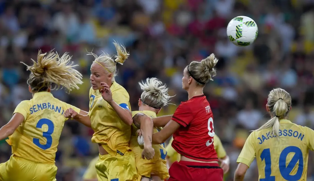 Pemain Swedia berduel dengan pemain Jerman pada final sepak bola putri Olimpiade Rio 2016 di Stadion Maracana, Sabtu (20/8/2016). (AFP/Vanderlei Almeida) 
