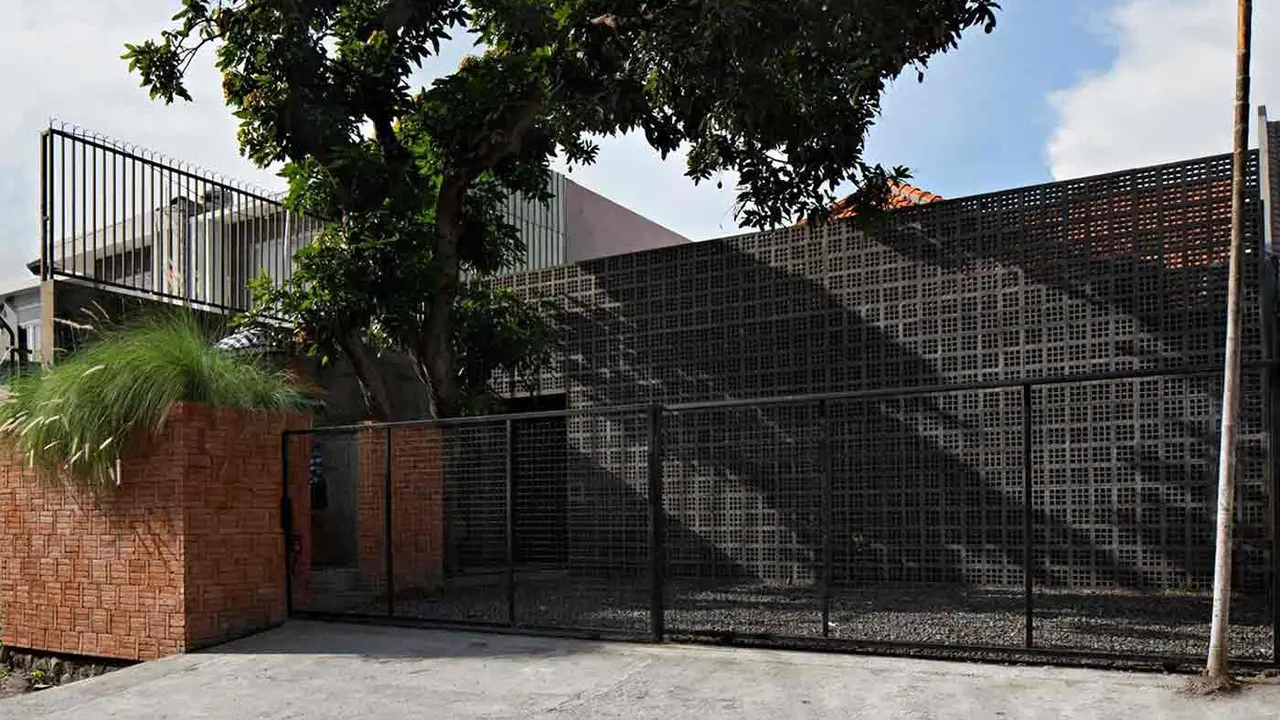 Arsitektur Rumah Minimalis dengan Dinding Rooster