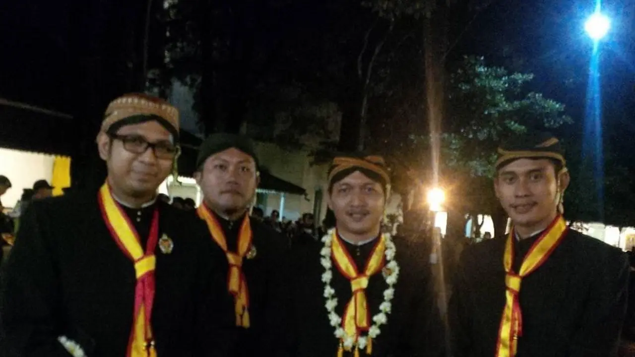 RM. Pramayudha Nugraha, R. Priyo Nugroho, KRMP. Edwin Putrakusumo, dan RM. Oky Poerwonegoro saat mengikuti Kirab Keraton Kasunanan Surakarta Hadiningrat. (Foto: Liputan6.com/ Edwin/ Ahmad Adirin)