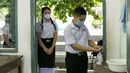 Para siswa yang mengenakan masker mengantre untuk mencuci tangan di sebuah sekolah di Vientiane, Laos, Selasa (19/5/2020). Siswa tingkat akhir sekolah dasar, menengah pertama, dan menengah di Laos sudah mulai bersekolah sejak 18 Mei 2020. (Xinhua/Kaikeo Saiyasane)