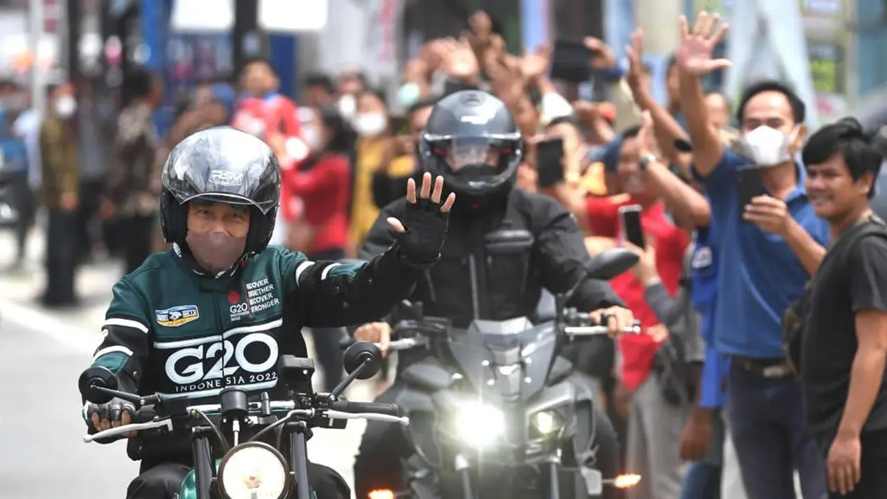 Presiden Joko Widodo atau Jokowi mengendarai sepeda motor Kawasaki W175 custom dari Simpang Sibisa Kabupaten Toba menuju Kawasan Pantai Bebas Parapat Kabupaten Simalungun Sumatera Utara, Rabu (2/2/2022)