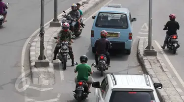 Pengendara motor saat melawan arus di kawasan Tanah Abang, Jakarta, Selasa (9/6/2015). Polda metro Jaya kembali mengajukan denda maksimal untuk tiga pelanggaran seperti parkir liar, melawan arus, menaiki-menurunkan penumpang. (Liputan6.com/Johan Tallo)