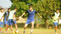 Baru sekali bergabung latihan dengan tim cadangan, Nick Kalmar sudah mendapat pengesahan PT GTS sebagai pemain asing anyar Arema. (Bola.com/Iwan Setiawan)