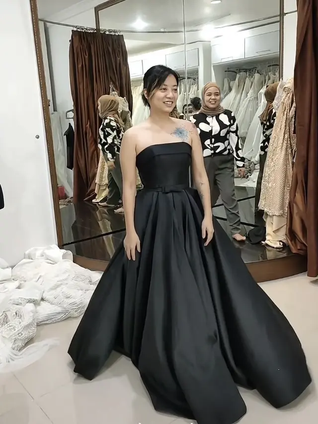 Leony Trio Kwek Kwek kenakan gaun hitam, credit: @luvewedding