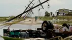 Orang-orang mengamati kerusakan yang ditinggalkan setelah Badai Laura mendarat di Holly Beach, Louisiana, AS, Kamis (27/8/2020). Laura merupakan badai tingkat empat yang masuk kategori monster. (AP Photo/Eric Gay)