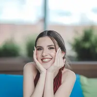 Ilustrasi perempuan tersenyum cantik | copyright freepik.com/wirestock