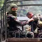 Pasukan pemerintah melakukan operasi militer untuk melawan militan yang mengepung kota Marawi di kota Bal-oi, Filipina selatan (26/5). Militer mengatakan telah menyelamatkan 120 orang dari sebuah sekolah dan rumah sakit. (AP Photo / Bullit Marquez)