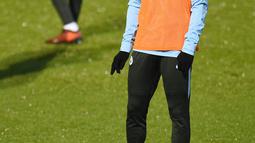 Gaya pemain Manchester City, Eliaquim Mangala (bawah) saat sesi latihan di  di City Football Academy, Manchester, (20/11/2017). City akan melawan Feyenord ada grup F. (AFP/Oli Scarff)