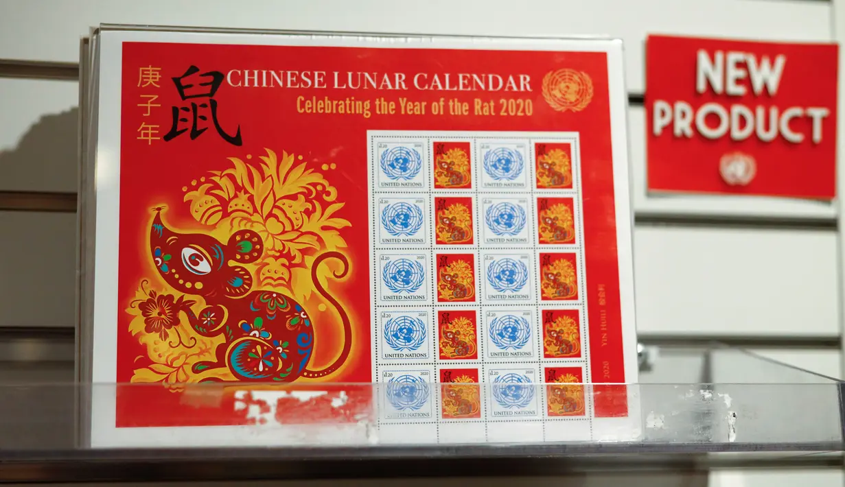 Foto yang diabadikan pada 13 Januari 2020 ini memperlihatkan carik kenangan (stamp sheet) edisi Tahun Tikus di Administrasi Pos Perserikatan Bangsa-Bangsa (UNPA), di markas besar PBB di New York. UNPA mengeluarkan prangko edisi khusus untuk merayakan Tahun Baru Imlek. (Xinhua/Li Muzi)