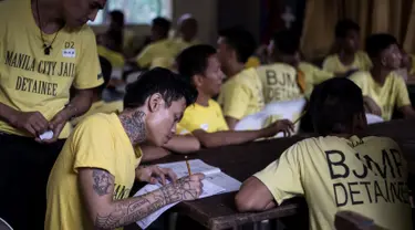 Sejumlah narapidana mengikuti Ujian Akreditasi Nasional dan Pemeriksaan Kesetaraan di Penjara Manila City, Filipina, Minggu (19/11). Sekitar 900 napi, kebanyakan kasus narkoba, berpartisipasi dalam ujian sekolah dasar dan menengah atas. (NOEL CELIS/AFP)