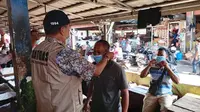 Tim Satgas Pemkab OKI Sumsel membagikan masker ke para pengunjung dan pedagang di Pasar Kayuagung OKI Sumsel (Dok. Humas Pemkab OKI / Nefri Inge)