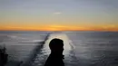 Pemandangan senja di laut saat kapal pemecah es Finlandia MSV Nordica berlayar menuju Greenland (28/7). Dengan perjalanan tersebut mereka berhasil membuat rekor baru untuk transit paling awal dari Passage Northwest. (AP Photo/David Goldman)