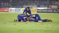 PSIM Yogyakarta usai mendapat gol kedua lewat aksi Roken Tampubolon yang membawa mereka kembali memimpin 2-1 atas Bhayangkara FC dalam laga final perebutan gelar juara Pegadaian Liga 2 2024/2025 di Stadion Manahan Solo pada Rabu (26/2/2025) sore WIB. (Bola.com/Abdul Aziz)