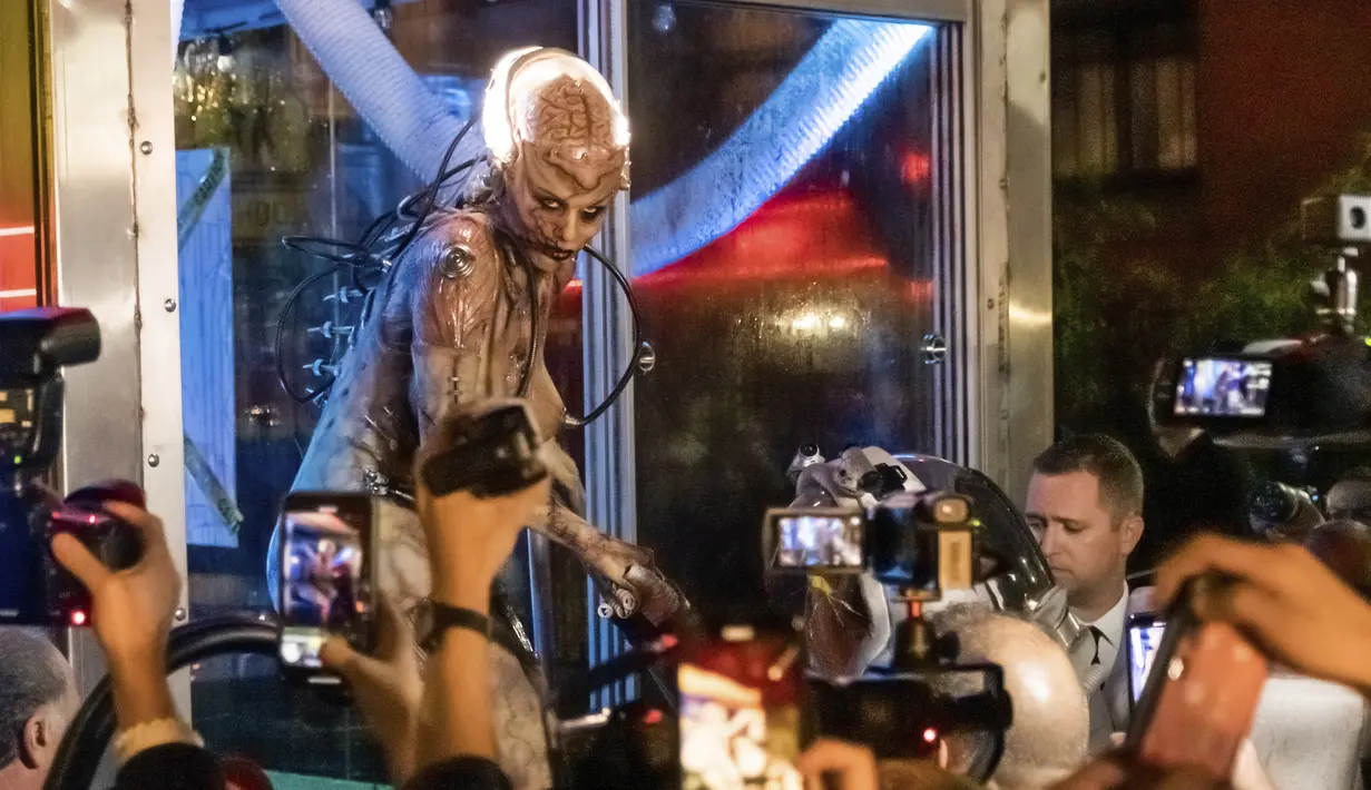 Model Heidi Klum berpose saat menghadiri pesta Halloween di Cathedrale, New York (31/11/2019). Wanita 46 tahun ini memberikan aura horror pada kostumnya. (AP Photo/Charles Sykes)