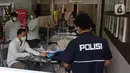 Michael Yukinobu Defretes atau Nobu saat melakukan rapid test di Ditreskrimsus Polda Metro Jaya, Jakarta, Senin (4/1/2021). Nobu menjalani pemeriksaan sebagai tersangka dalam kasus video syur bersama Gisella Anastasia atau Gisel. (Liputan6.com/Herman Zakharia)