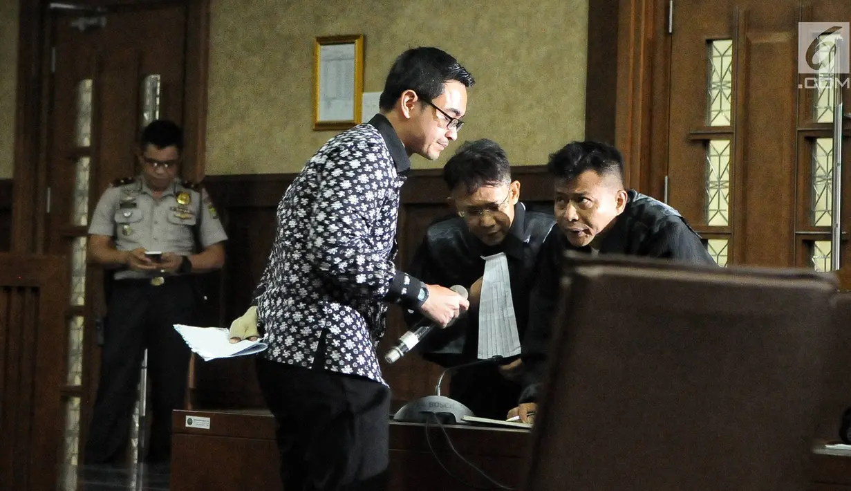 Gubernur Jambi nonaktif, Zumi Zola berdiskusi dengan kuasa hukumnya usai sidang pembacaan vonis di Pengadilan Tipikor, Jakarta, Kamis (6/12). Zumi Zola divonis 6 tahun penjara dan denda Rp 500 juta subsider 3 bulan kurungan. (Liputan6.com/Faizal Fanani)