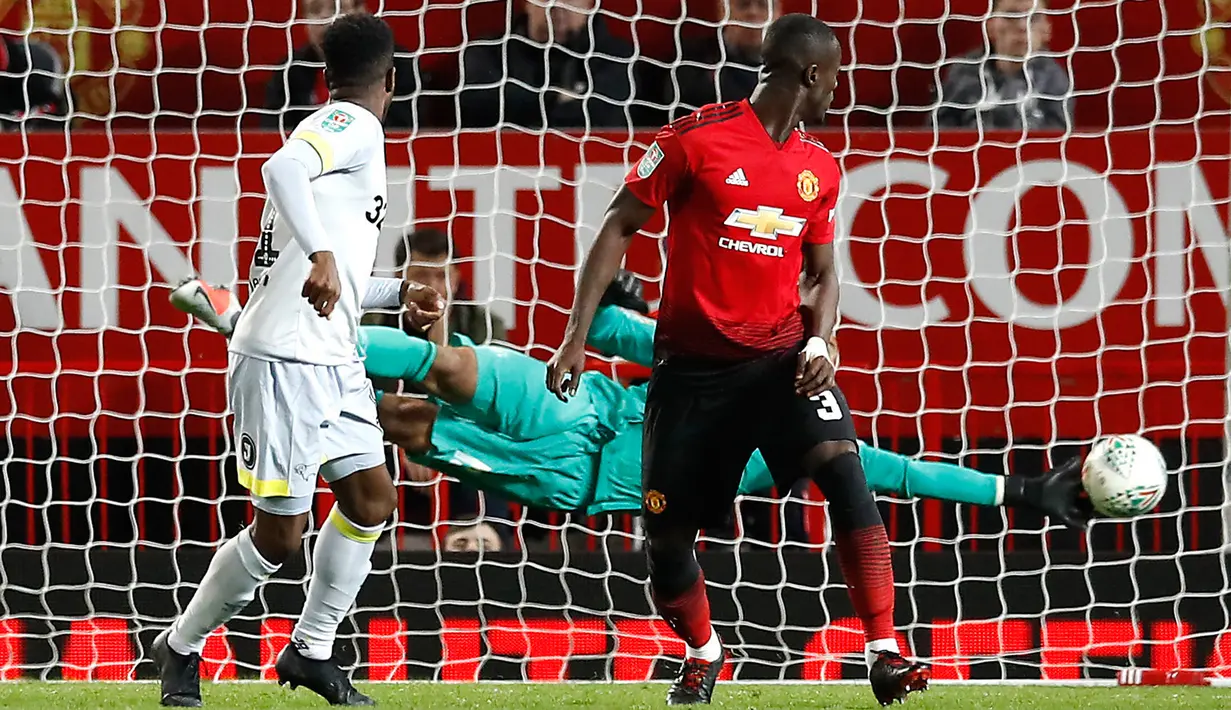 Kiper Manchester United, Lee Grant menepis tembakan bola dari pemain Derby County, Florian Jozefzoon saat laga Piala Liga Inggris di Old Trafford, Manchester, Inggris, Selasa (25/9). MU kalah dari Derby County lewat adu penalti. (Martin Rickett/PA via AP)