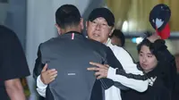 Pelatih Timnas Indonesia U-23, Shin Tae-yong disambut dengan hangat saat mendarat di Bandara Sokearno-Hatta, Tangerang, Banten, Sabtu (11/5/2024) pagi WIB. (Bola.com/Muhammad Iqbal Ichsan)