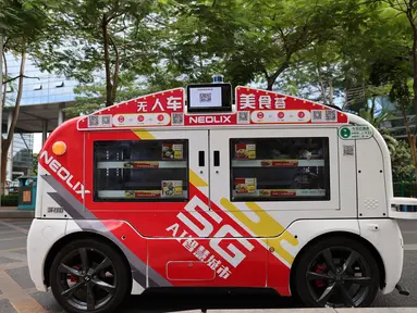 Kendaraan pengantar makanan otonomos terlihat di Taman Inovasi Huli, Xiamen, Provinsi Fujian, China, 6 November 2020. Empat kendaraan pengantar makanan otonomos berteknologi 5G dan kecerdasan buatan (artificial intelligence/AI) baru-baru ini mulai digunakan di taman inovasi itu. (Xinhua/Zeng Demeng)