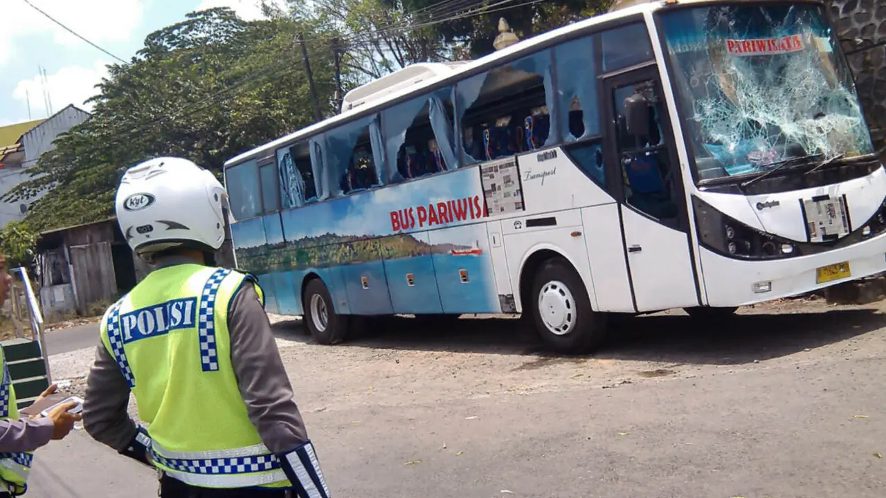 Bus Fans PSCS Diserang