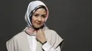 Pulang menjalankan ibadah umrah beberapa waktu lalu, Revalina S Temat tampil berbeda dari biasanya. Ia tampil lebih islami lengkap dengan hijabnya. Ia mengaku mantap dengan keputusannya itu. (Bambang E. Ros/Bintang.com)