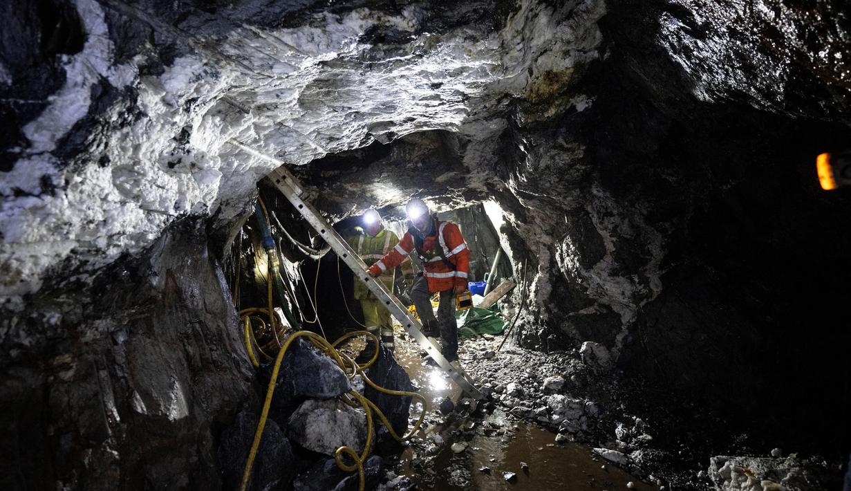 Penambang Dai Walker (kiri) dan pimpinan Alba Mineral Resources George Frangeskides memeriksa kondisi bawah tanah kelima tambang emas Clogau St David dekat Dolgellau, Wales, pada 27 Maret 2025. (Oli SCARFF/AFP)