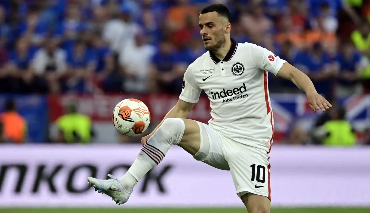 Filip Kostic bermain impresif di sisi kiri serangan Eintracht Frankfurt. Pemain berkebangsaan Serbia itu konsisten meneror pertahanan Glasgow Rangers dengan mengirim 20 umpan silang. Kostic juga berandil besar atas gol penyeimbang Frankfurt yang dicetak oleh Borre lewat assistnya. (AFP/Javier Soriano)