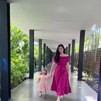 Tak heran warna pink jadi andalan tema OOTD Asmirandah dan Chloe dengan beragam model dress. [@asmirandah89]