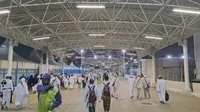 Aktivitas lempar jumrah dan mabit di Mina telah memasuki hari kedua, Kamis 11 Dzulhijjah 1444 H atau 29 Juni 2023. Jemaah haji Indonesia melanjutkan ritual lempar jumrah ula, wustho, aqobah di Jamarat setelah sebelumnya melakukan aqobah pada 10 Dzulhijjah (Liputan6.com/Nafiysul Qodar)