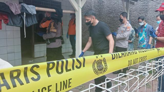 Lokasi penemuan lima orang yang diduga keracunan di RT 02 RW 03 Ciketing Udik, Bantargebang, Kota Bekasi. Para korban ditemukan tergeletak dengan kondisi mulut berbusa (Liputan6.com/Bam Sinulingga)