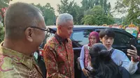 Mantan Calon Presiden nomor urut 3, Ganjar Pranowo usai menghadiri seminar doktoral Sekjen PDIP Hasto Kristiyanto di Universitas Indonesia. (Liputan6.com/Ady Anugrahadi)