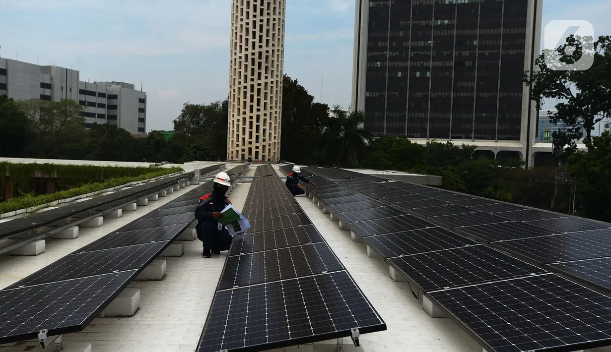 Teknisi melakukan pemeriksaan instalasi panel surya di Masjid Istiqlal, Jakarta, Kamis (3/9/2020). Sebanyak 506 panel surya dengan kapasitas untuk pencahayaan area masjid dengan total daya sebesar 150.000 watt atau setara dengan daya 115 rumah dengan langganan 1300 watt. . (merdeka.com/Imam Buhori)