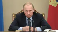 Presiden Rusia menuduh dugaan kasus korupsi FIFA sebaga upaya Amerika Serikat menggagalkan Piala Dunia 2018 di Rusia. (Alexei Nikolsky/RIA Novosti, Kremlin Pool Photo via AP)