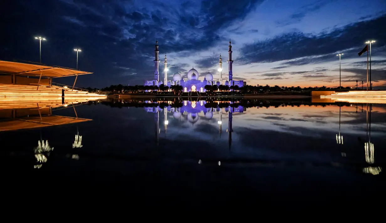 Masjid Agung Sheikh Zayed adalah masjid terbesar di UEA dan diyakini sebagai masjid terbesar ketiga di dunia. (Photo by Karim SAHIB / AFP)