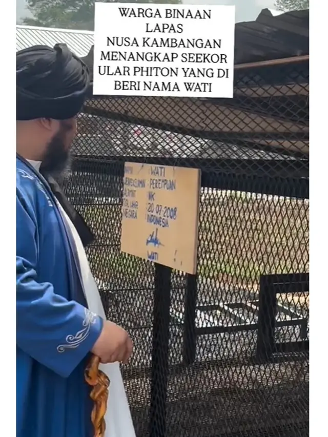 Momen Ustaz Derry Sulaiman di Lapas Nusakambangan, Tunjukkan Ular Piton Raksasa