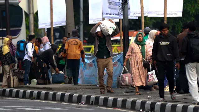 Arus Balik Lebaran 2026, Terminal Kampung Rambutan Dipadati Pemudik