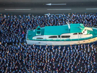  Sebuah replika kapal pesiar Granma ditampilkan selama diarak pada peringatan Hari Angkatan Bersenjata di Havana, Kuba, Senin (2/1). Peringatan tersebut sebagai bentuk untuk mengenang pendaratan kapal pesiar Granma. (Reuters/Desmond Boylan /Pool)