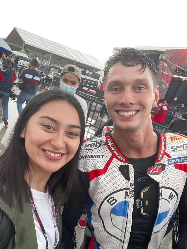 6 Potret Memes Prameswari Nonton WSBK di Sirkuit Mandalika, Foto Bareng Pembalap